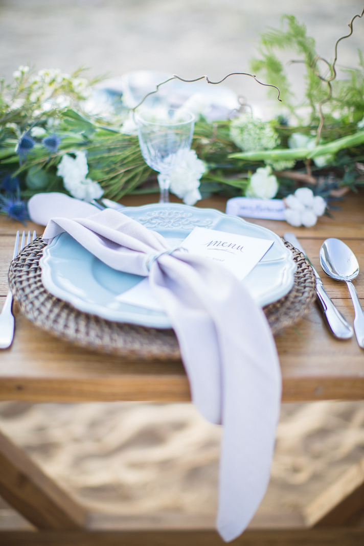 Mariage en bleu en bord de mer // Crédits - Veronique Lorre et Bubblerock D'amour et d'eau Fraîche - Mariage à la plage - Blog Mariage Madame C