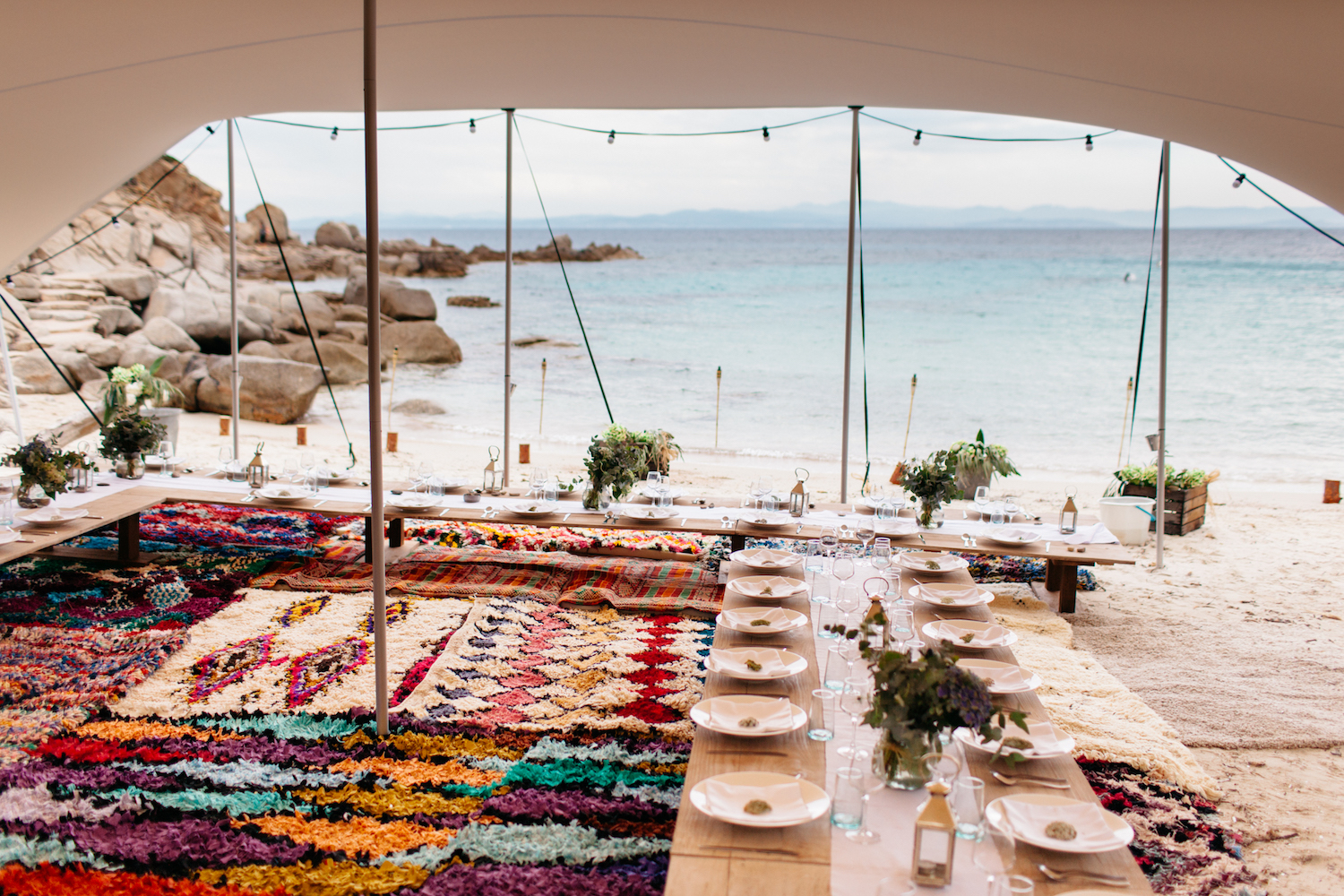Mariage sur une crique privée en Corse - Blog Mariage Madame C Mariage sur une crique privée en Corse © Bodart Studio