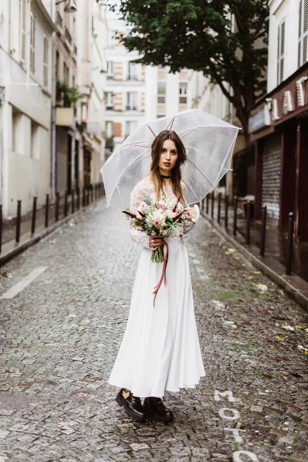 Bride in the street - Blog Mariage Madame C