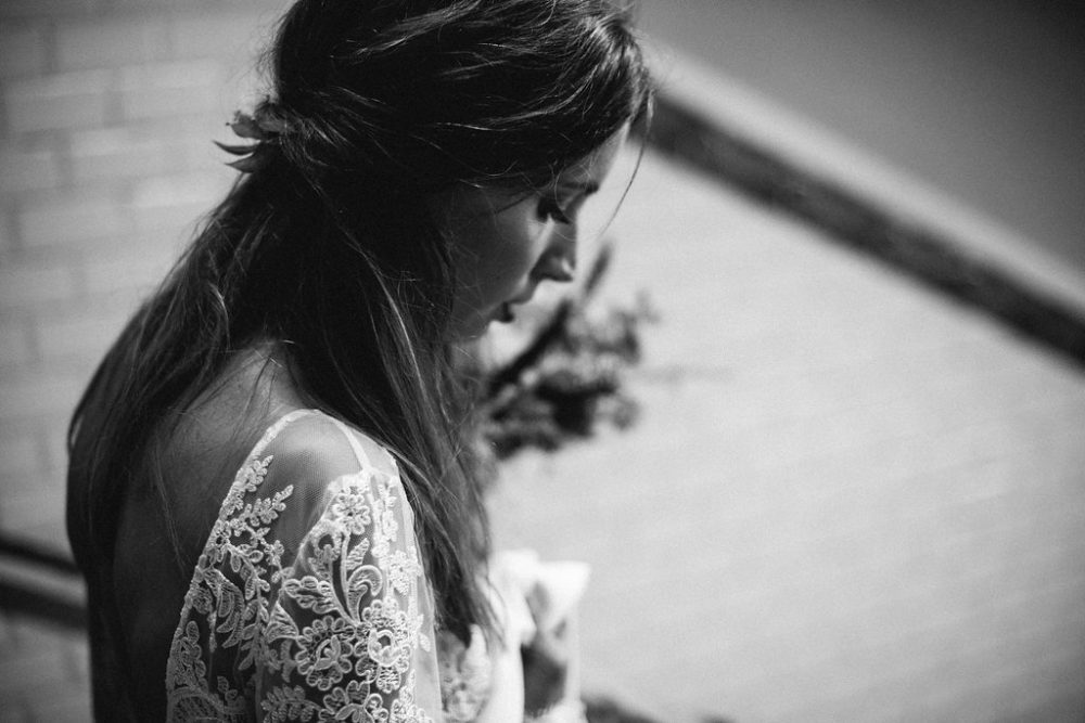 Bride in the street - Blog Mariage Madame C