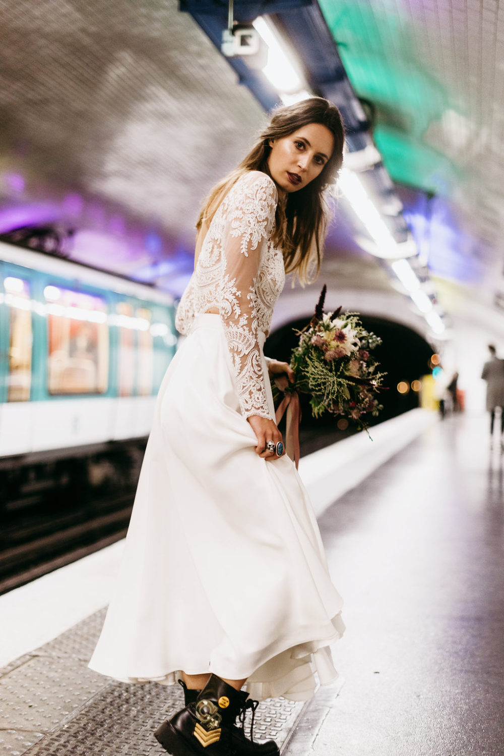 Bride in the street - Blog Mariage Madame C