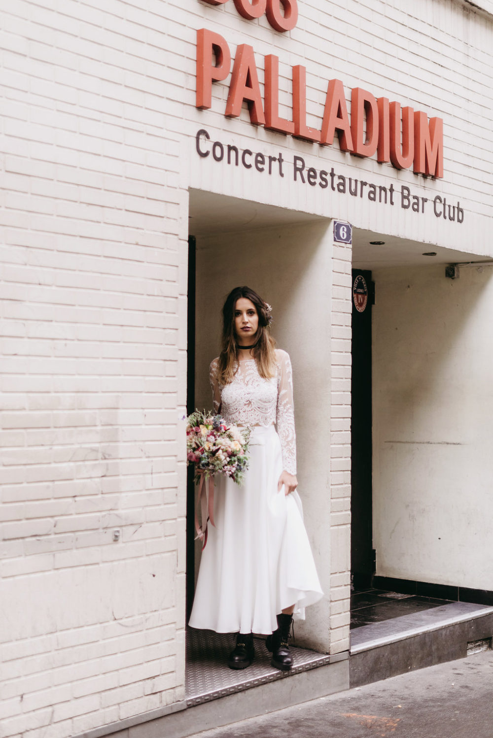 Bride in the street - Blog Mariage Madame C