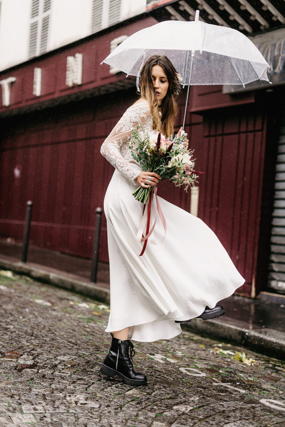 Bride in the street - Blog Mariage Madame C