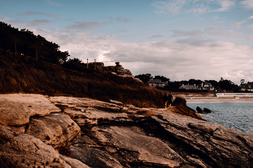 Rendez-vous sur la Côte de granit rose à Trégastel - Camille + Arthur - Blog Mariage Madame C