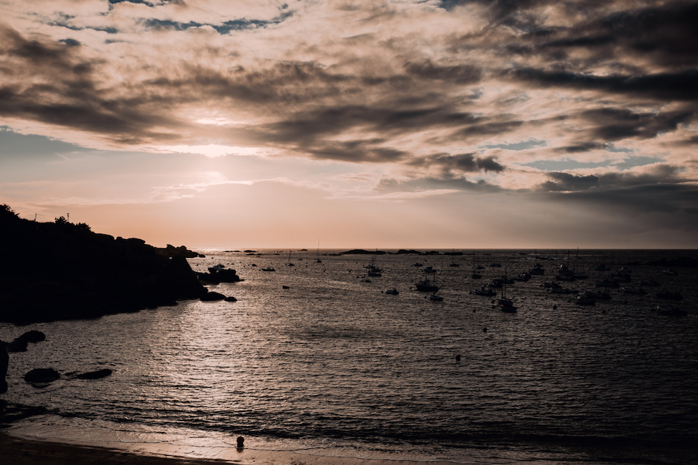 Rendez-vous sur la Côte de granit rose à Trégastel - Camille + Arthur - Blog Mariage Madame C