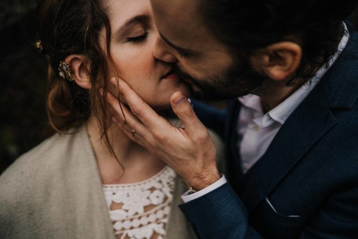 Mariage d'automne dans une forêt © Julien Navarre