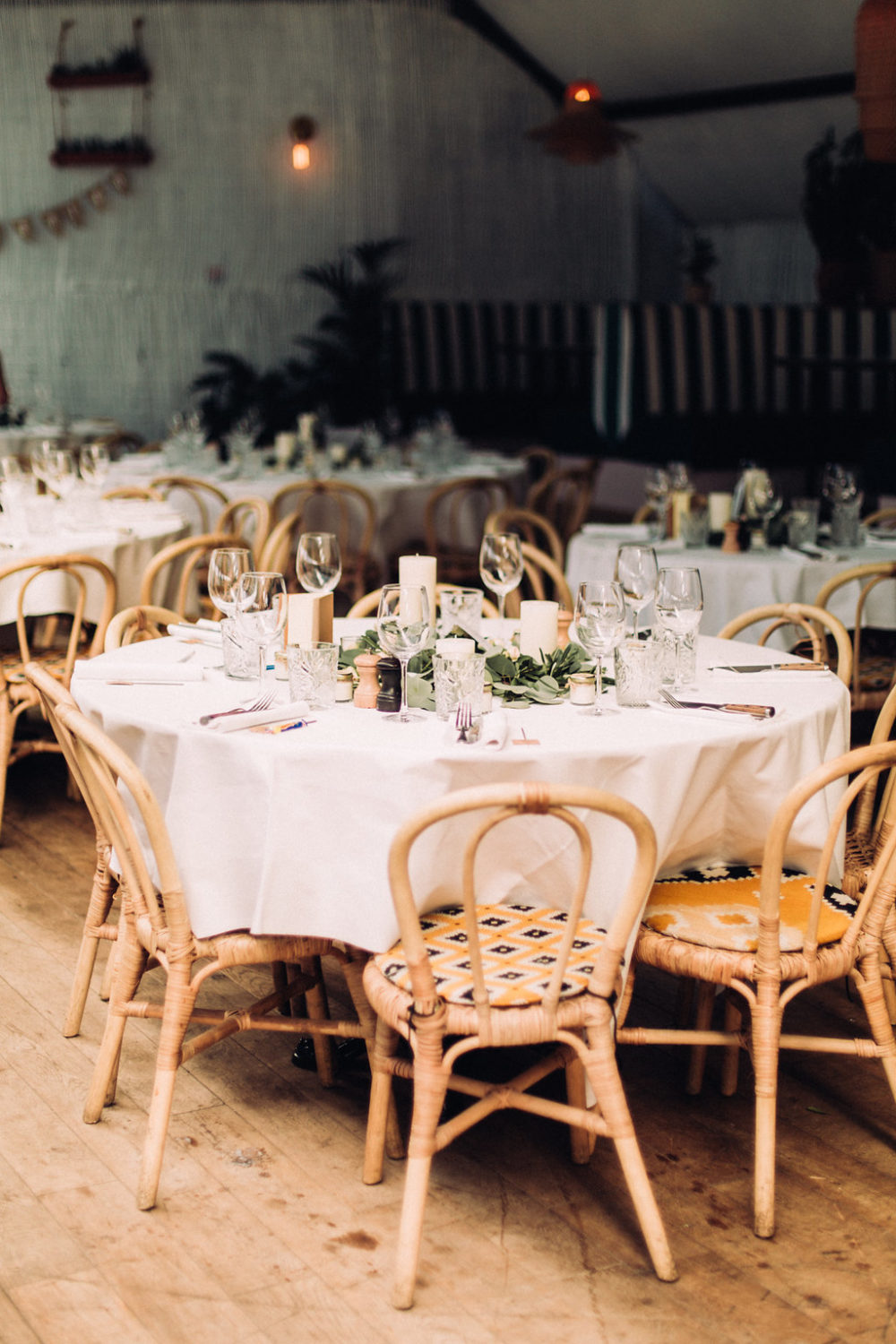 Mariage tropicool sur une péniche parisienne - Jade + Olivier - Blog Mariage Madame C