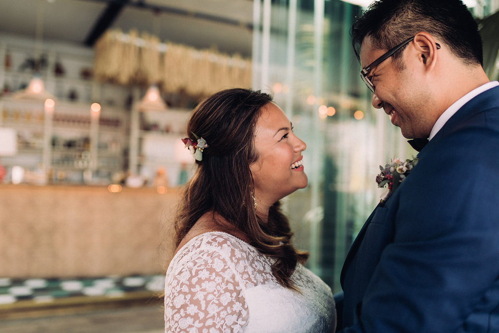 Mariage tropicool sur une péniche parisienne - Jade + Olivier - Blog Mariage Madame C