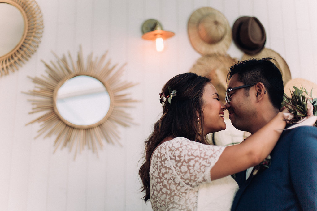 Mariage tropicool sur une péniche parisienne - Jade + Olivier - Blog Mariage Madame C