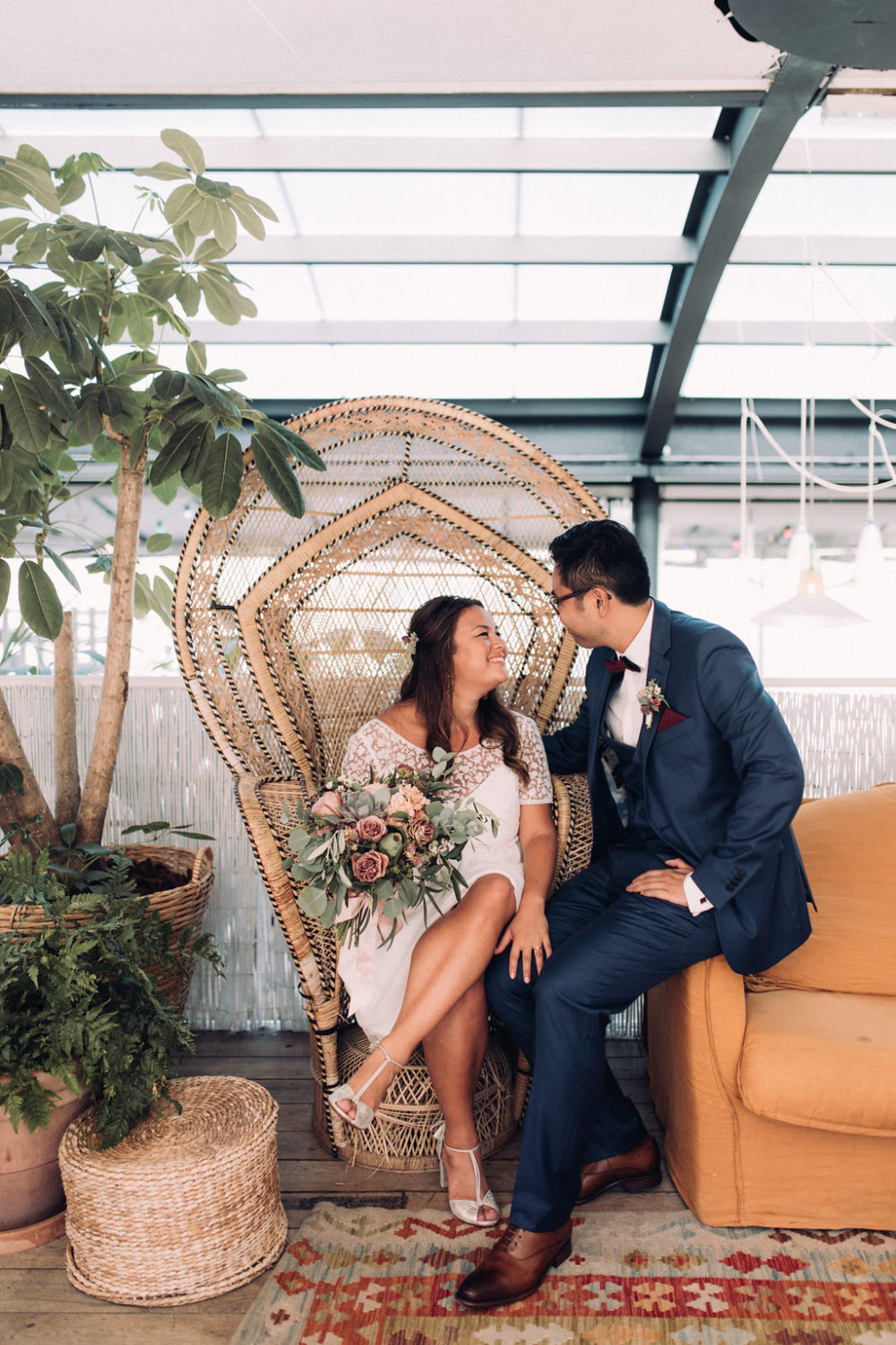 Mariage tropicool sur une péniche parisienne - Jade + Olivier - Blog Mariage Madame C