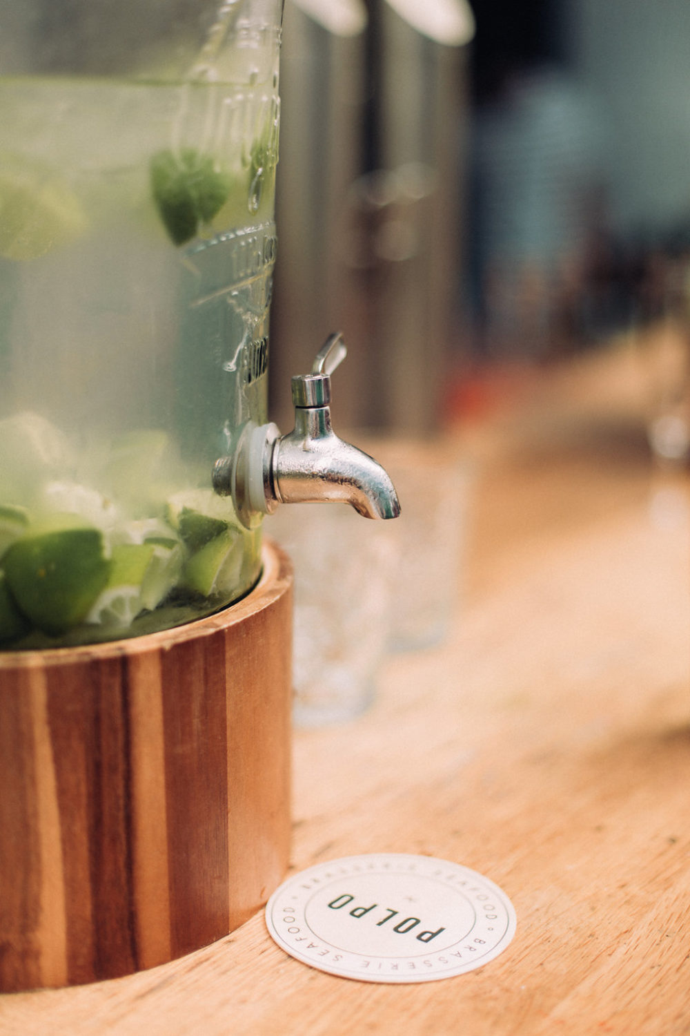 Mariage tropicool sur une péniche parisienne - Jade + Olivier - Blog Mariage Madame C