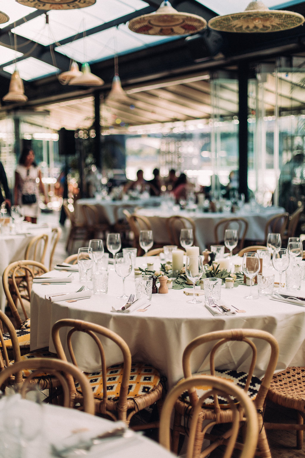 Mariage tropicool sur une péniche parisienne - Jade + Olivier - Blog Mariage Madame C