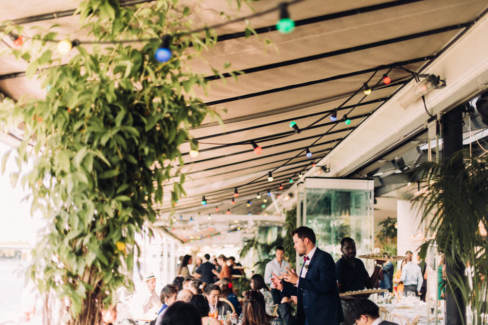 Mariage tropicool sur une péniche parisienne - Jade + Olivier - Blog Mariage Madame C