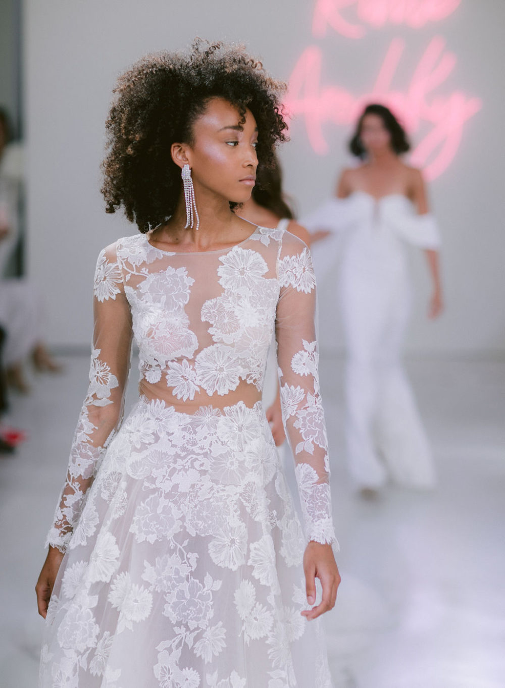 Rime Arodaky Défilé 2020 - Stardust - Blog Mariage Madame C Rime Arodaky Défilé 2020 - Stardust - Blog Mariage Madame C