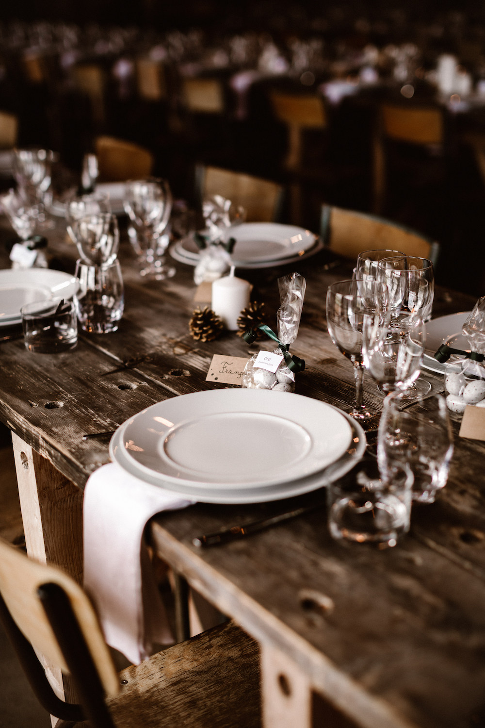 Mariage industriel aux Bonnes Joies - Charlotte + Dean - Blog Mariage Madame C