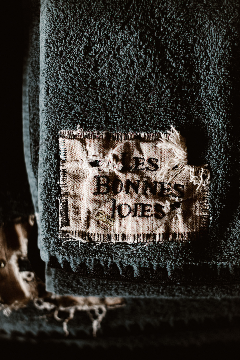 Mariage industriel aux Bonnes Joies - Charlotte + Dean - Blog Mariage Madame C