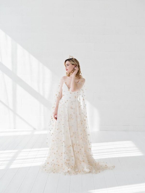 robe de mariée en tulle et étoiles dorées