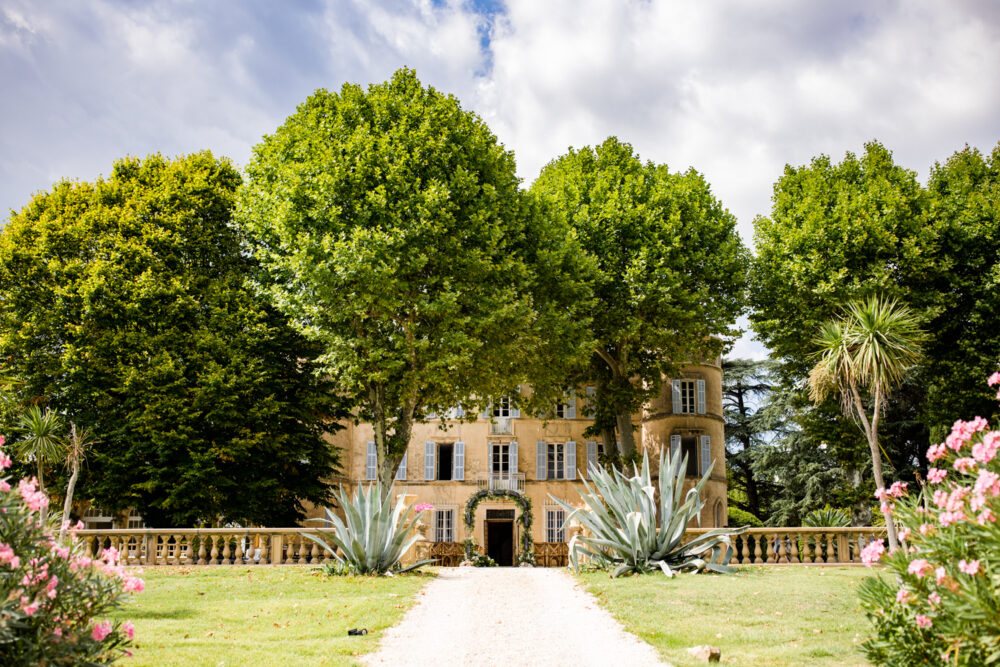 Destination wedding sur la Côte d'Azur au Château de Robernier — Frédérique & Charlie - Blog Mariage Madame C