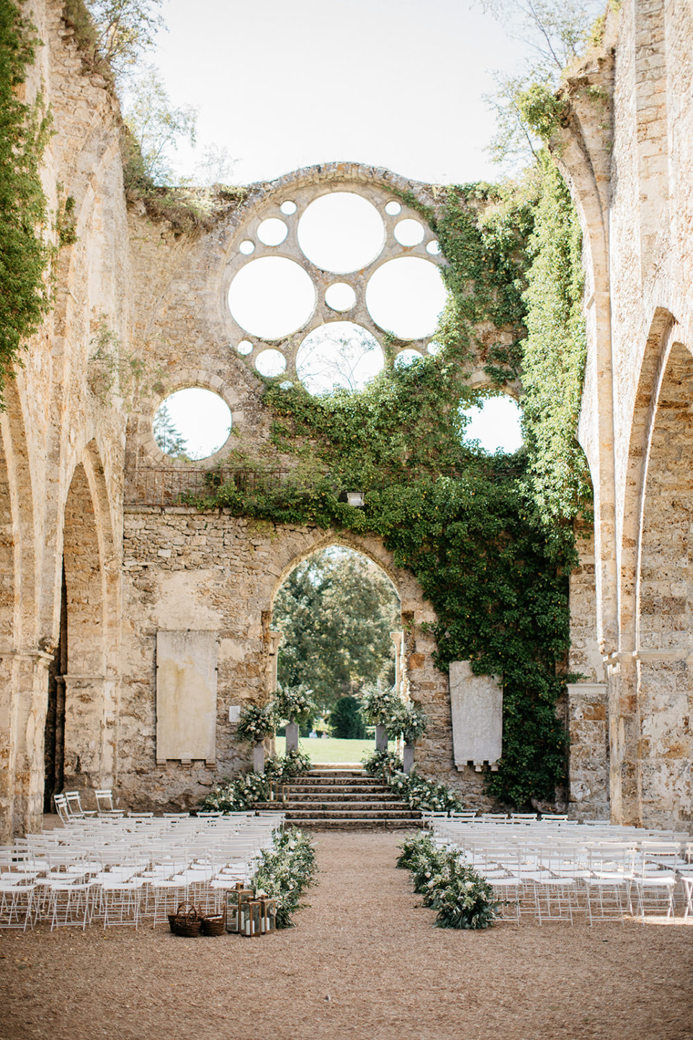 Lieux de mariage à 1h de Paris : Abbaye des Vaux de Cernay © Lifestories wedding