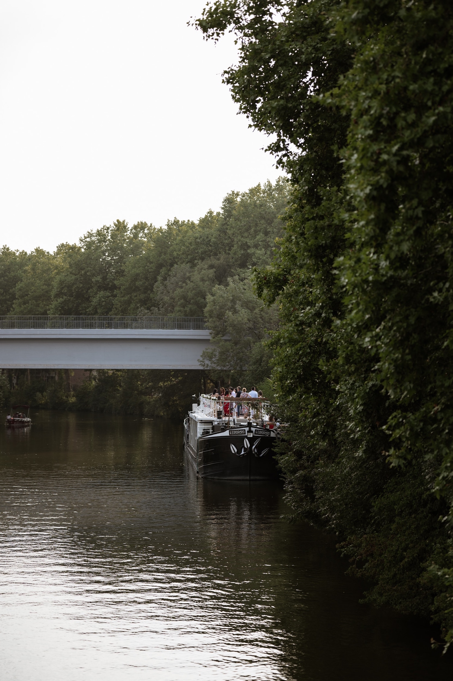 Urban wedding in Lille on a barge - Sawssen + Samuel - Madame C Wedding Blog
