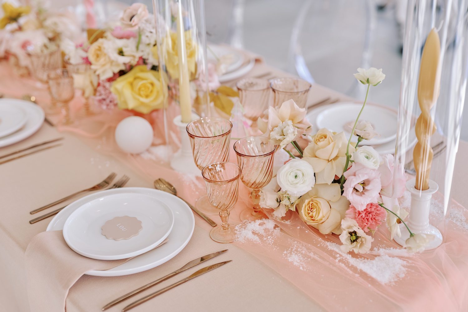 Sparkly Christmas - Blog Mariage Madame C Noël pastel au Domaine de Valbrillant © Thomas Audiffrent et Valery Villard