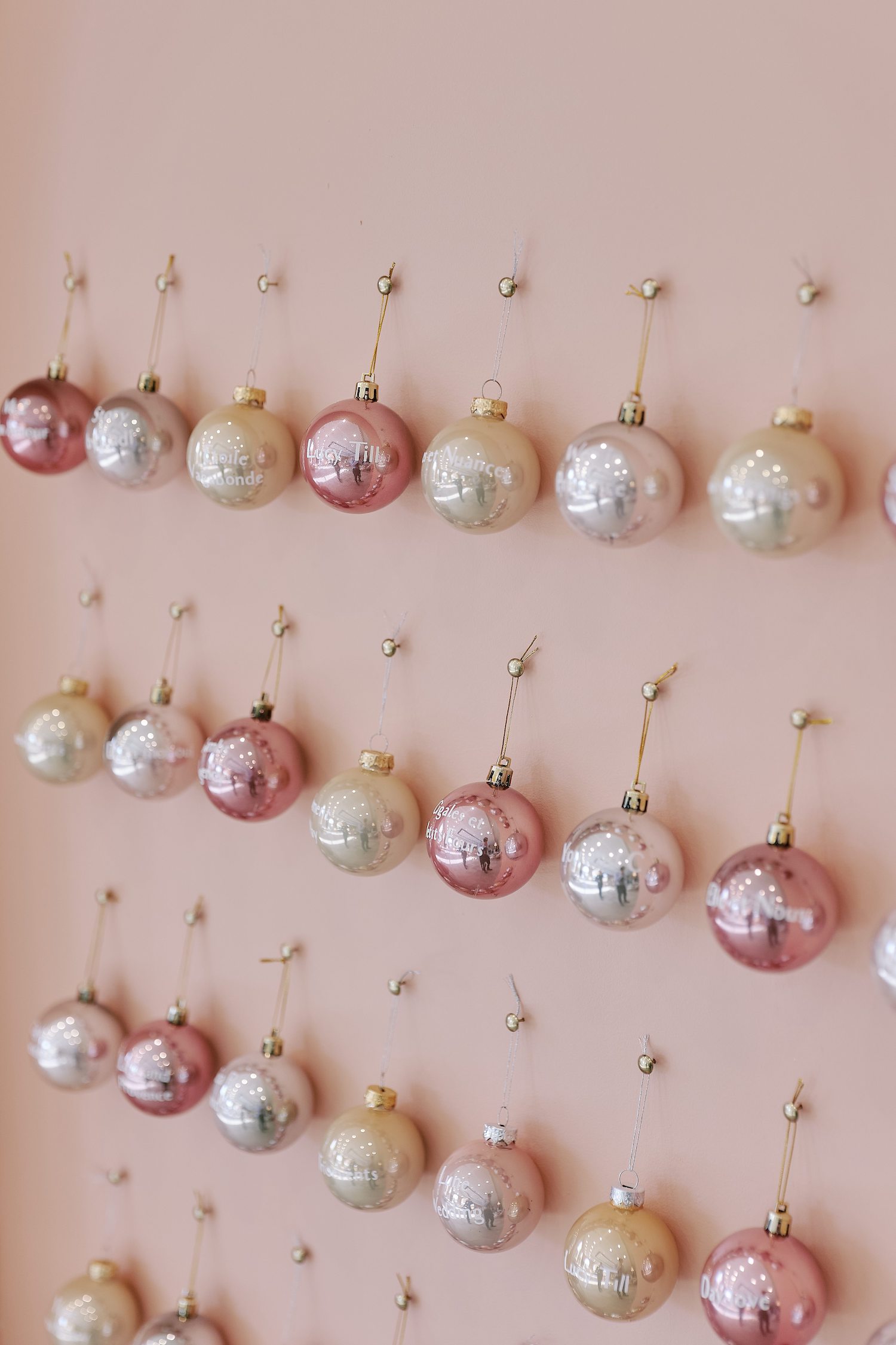 Sparkly Christmas - Blog Mariage Madame C Noël pastel au Domaine de Valbrillant © Thomas Audiffrent et Valery Villard