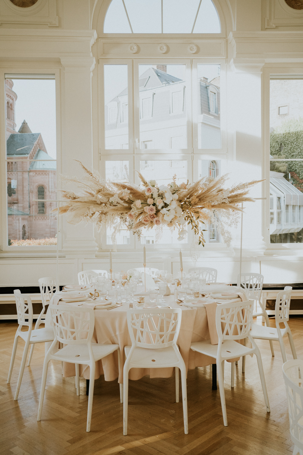 Mariage Moderne en blanc à Strasbourg © Photography by Chloé