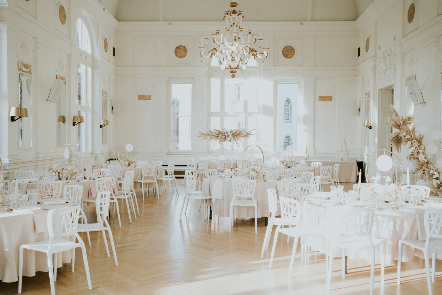 Mariage Moderne en blanc à Strasbourg © Photography by Chloé