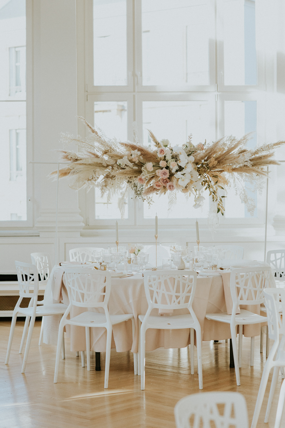 Mariage Moderne en blanc à Strasbourg © Photography by Chloé