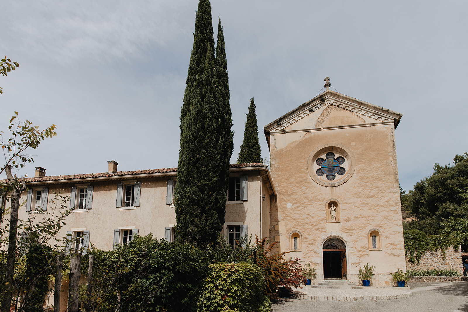 Mariage de Provence au Monastère de Ségries - Michelle + Andrin - Blog Mariage Madame C