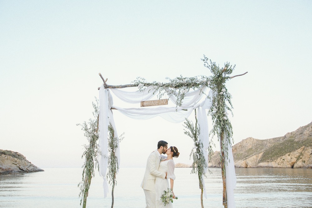 Un mariage en Grèce sur l'île de Sérifos - Jessica + Vincent - Blog Mariage Madame C