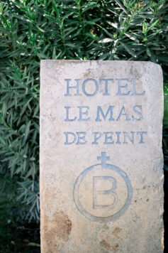 Mariage en Camargue au Mas de Peint - Clémence + Frédéric - Blog Mariage Madame C Mariage en Camargue au Mas de Peint © Delphine G. Photographie