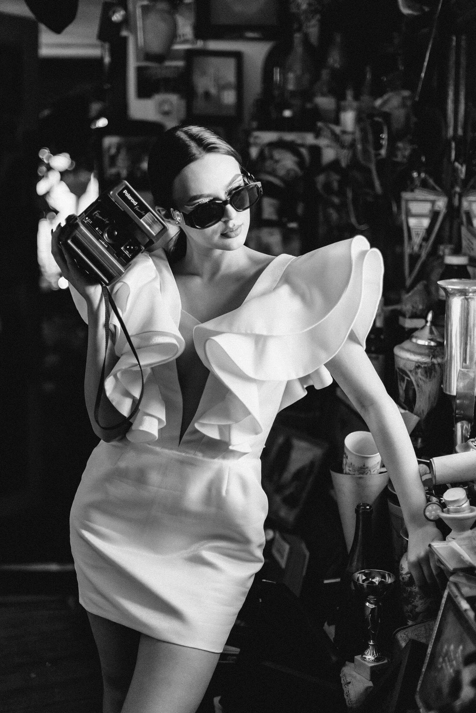 Veigo Atelier - Mini robe de mariée encolure à volants - Blog Mariage Madame C Mini robe de mariée encolure à volants