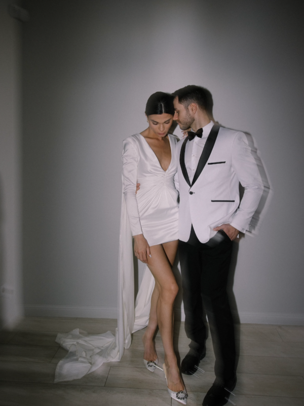 Mini robe de mariée à manches longues