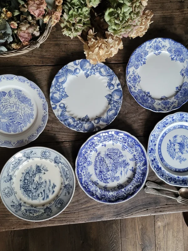 Assiettes anciennes en terre de fer bleues
