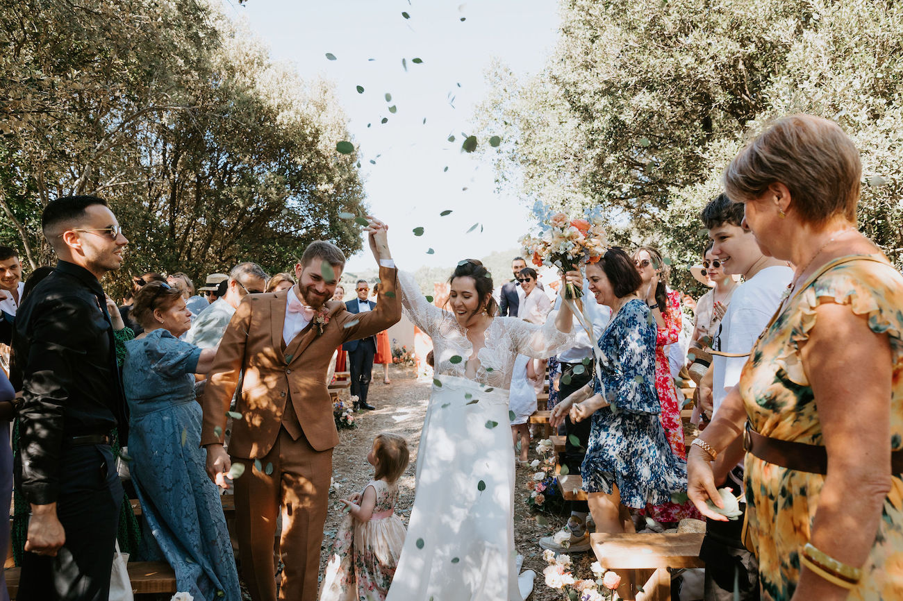 Mariage coloré au Mas de So - Aurore + Victor - Blog Mariage Madame C Mariage coloré au Mas de So © Margot Mchn