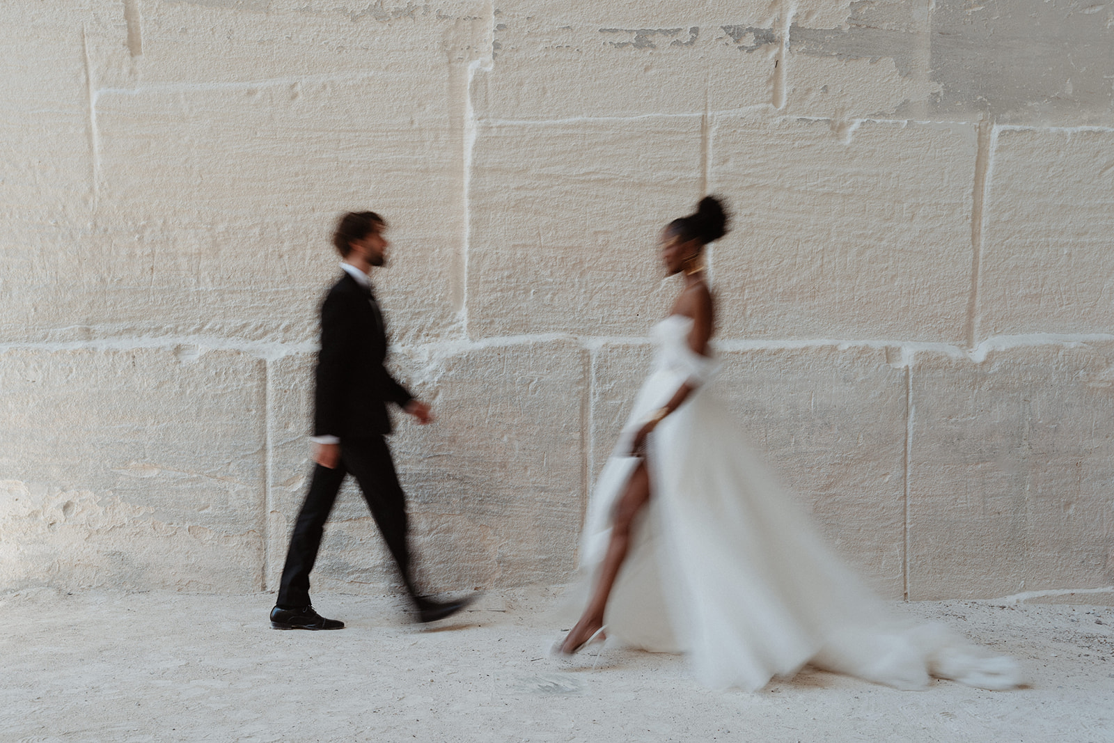 Symbiosis : Poésie couture aux Carrières des Lumières - Blog Mariage Madame C Symbiosis : Poésie couture aux Carrières des Lumières - Blog Mariage Madame C