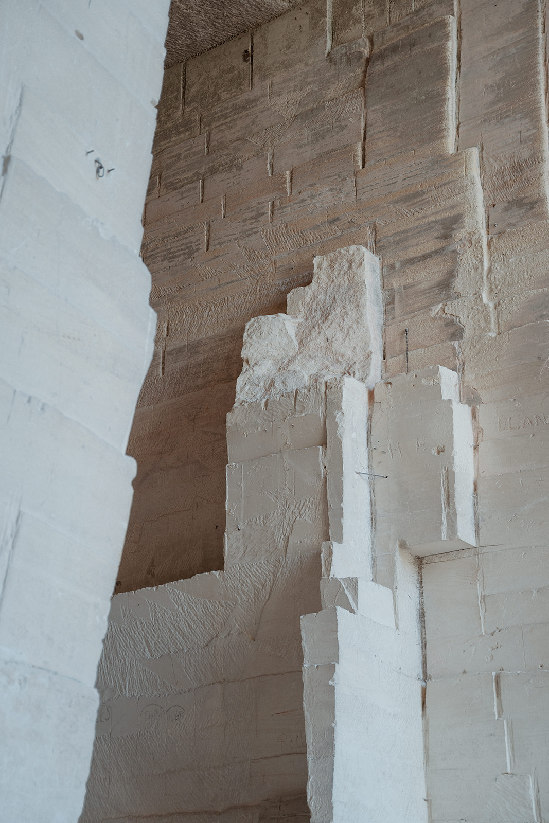 Symbiosis : Poésie couture aux Carrières des Lumières - Blog Mariage Madame C Symbiosis : Poésie couture aux Carrières des Lumières - Blog Mariage Madame C