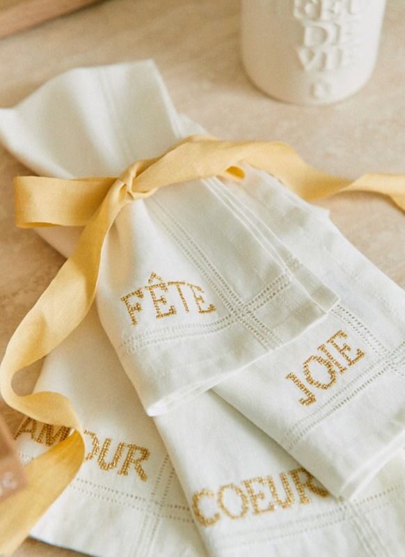 Make my Lemonade Oh Wow : Capsule Noël 2024 - Blog Mariage Madame C Set de 4 serviettes Les mots brodés