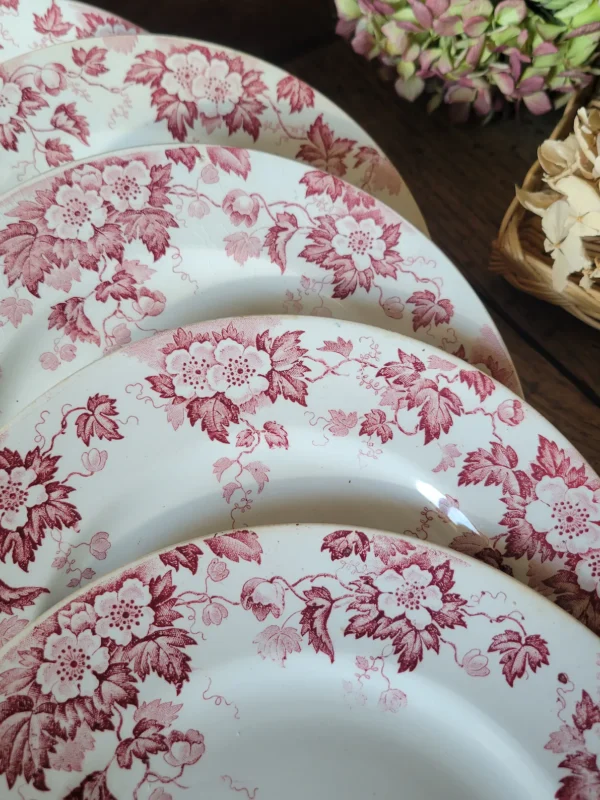 Table de Noël - Blog Mariage Madame C Assiettes anciennes en terre de fer rouge