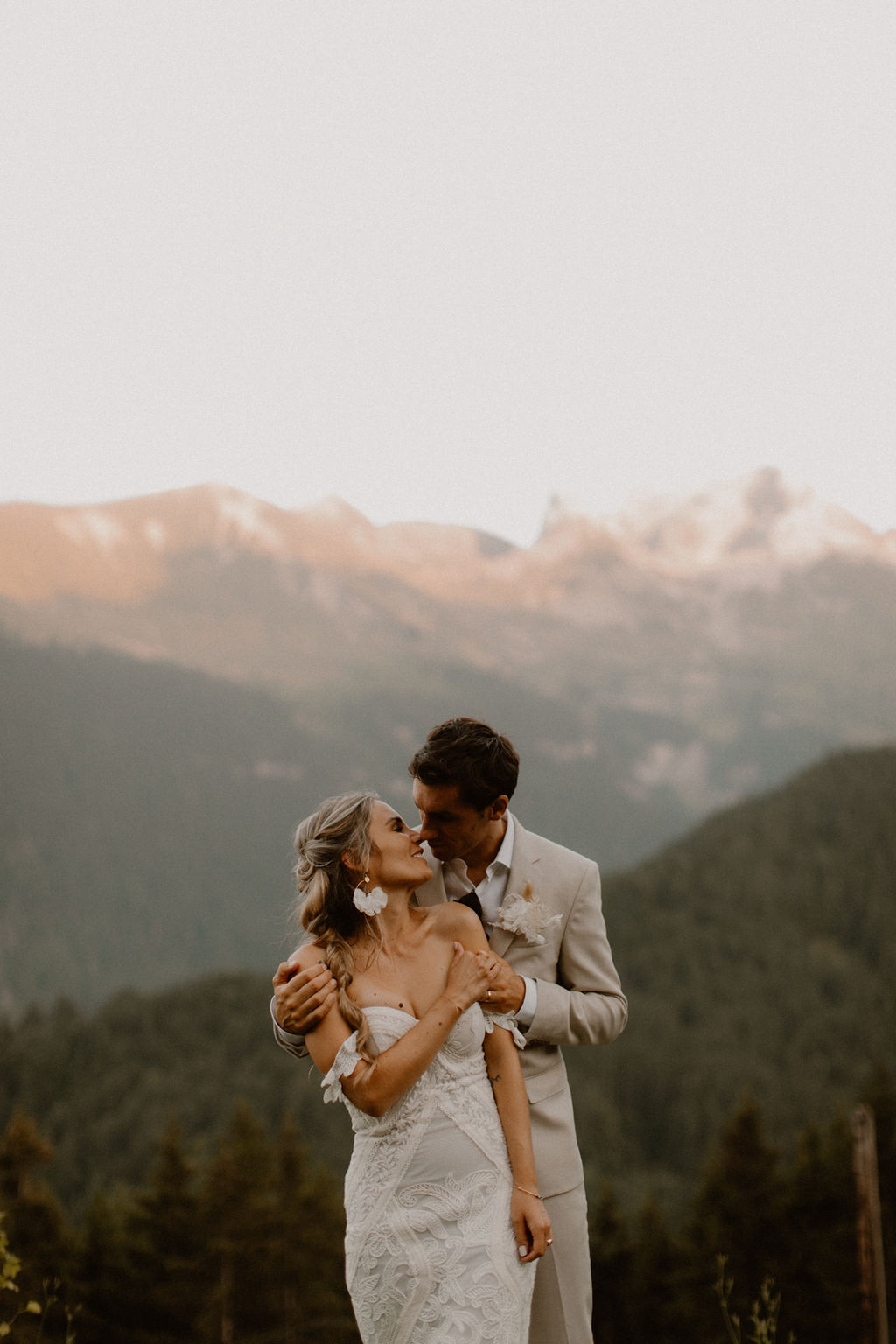 Mariage d'été en Haute-Savoie au Gite du Passant - Audrey + Adrien - Blog Mariage Madame C Mariage d'été en Haute-Savoie au Gite du Passant © Juli Etta Photography