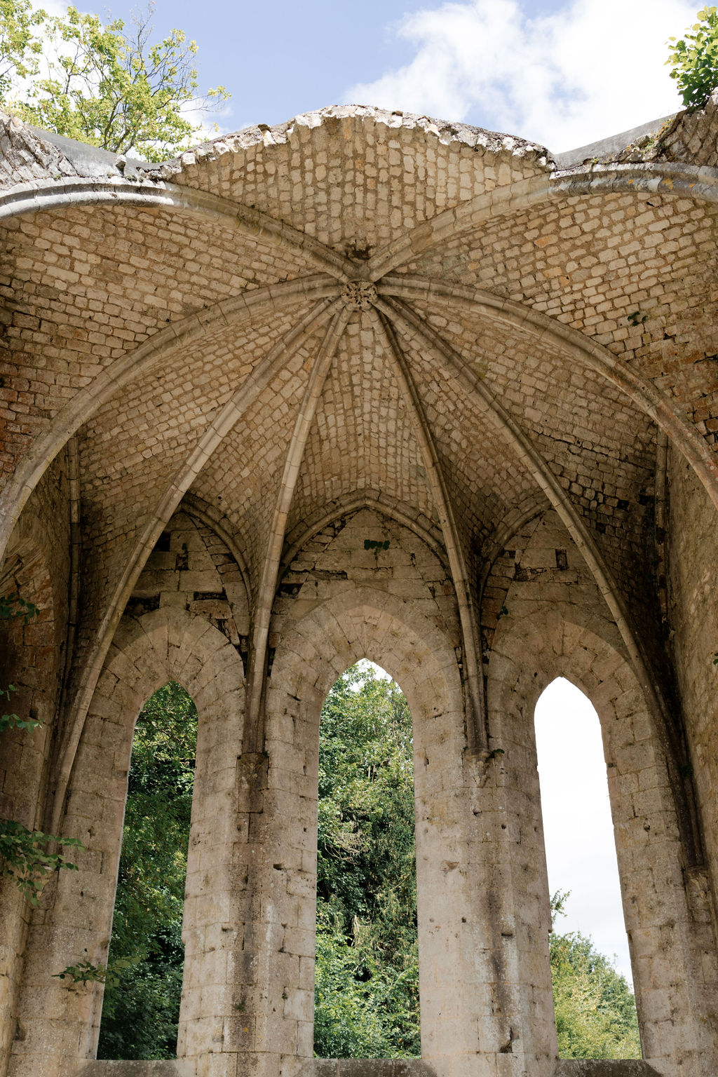 Mariage en Normandie à l'Abbaye Notre-Dame de Fontaine-Guérard - Charline + Florian - Blog Mariage Madame C