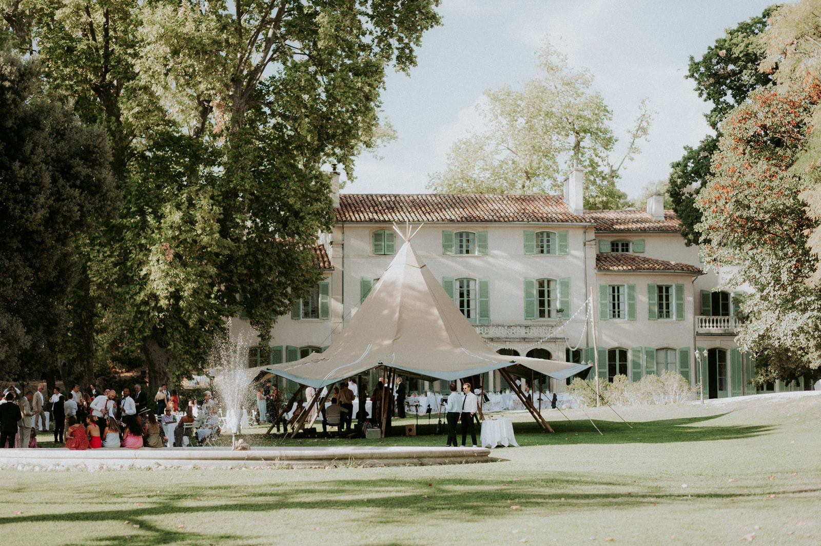 Mariage de Provence à la Bastide de Toursainte - Polly + George - Blog Mariage Madame C Mariage de Provence à la Bastide de Toursainte - Polly + George - Blog Mariage Madame C