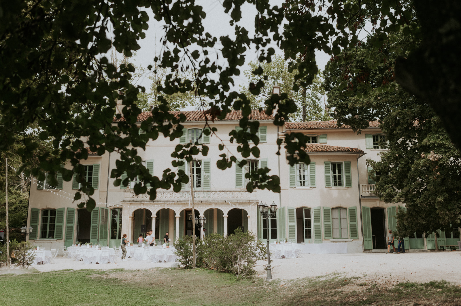 Mariage de Provence à la Bastide de Toursainte - Polly + George - Blog Mariage Madame C Mariage de Provence à la Bastide de Toursainte - Polly + George - Blog Mariage Madame C