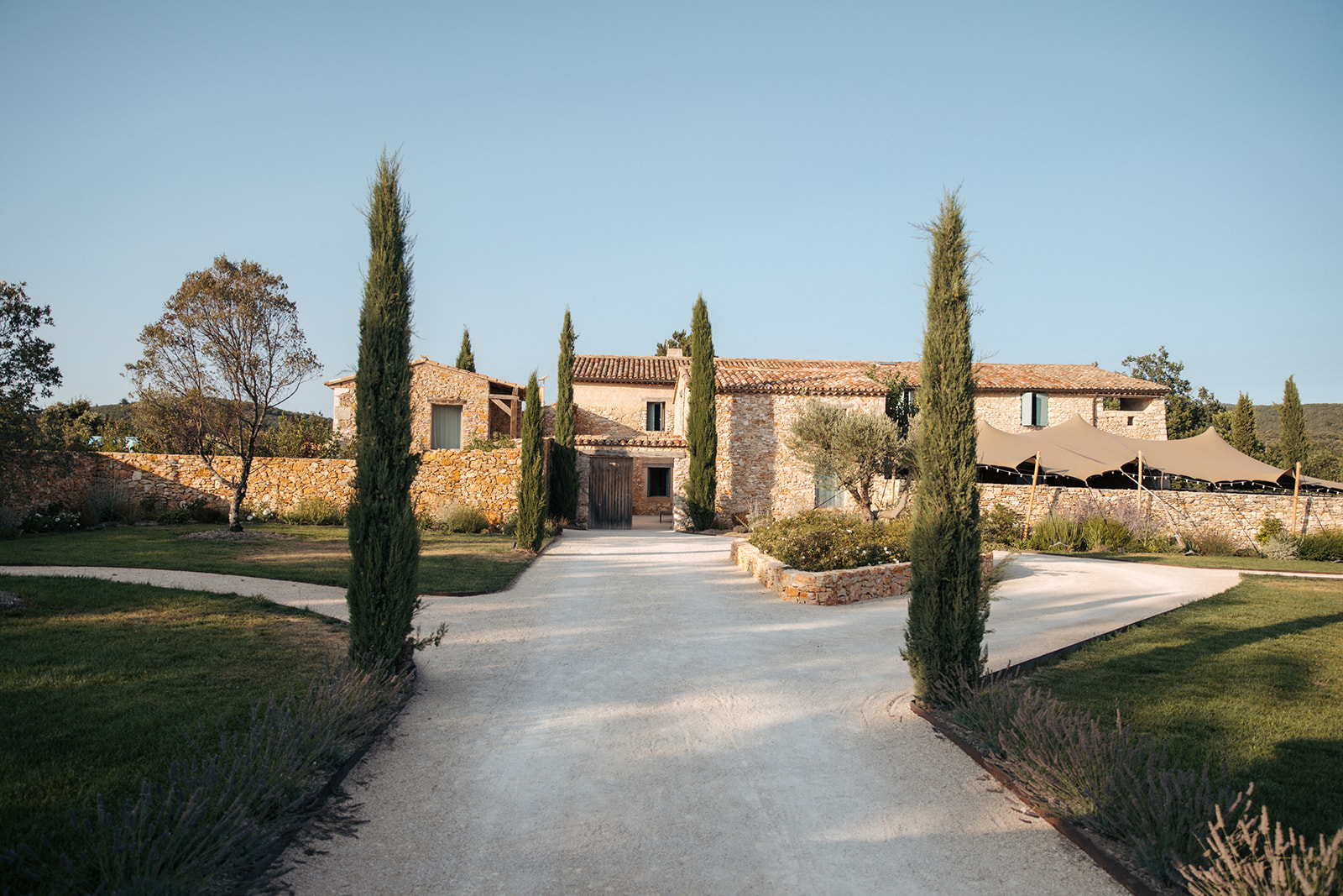 Mariage dans le Luberon à la Grange de Javon - Jeanne + Hugo - Blog Mariage Madame C