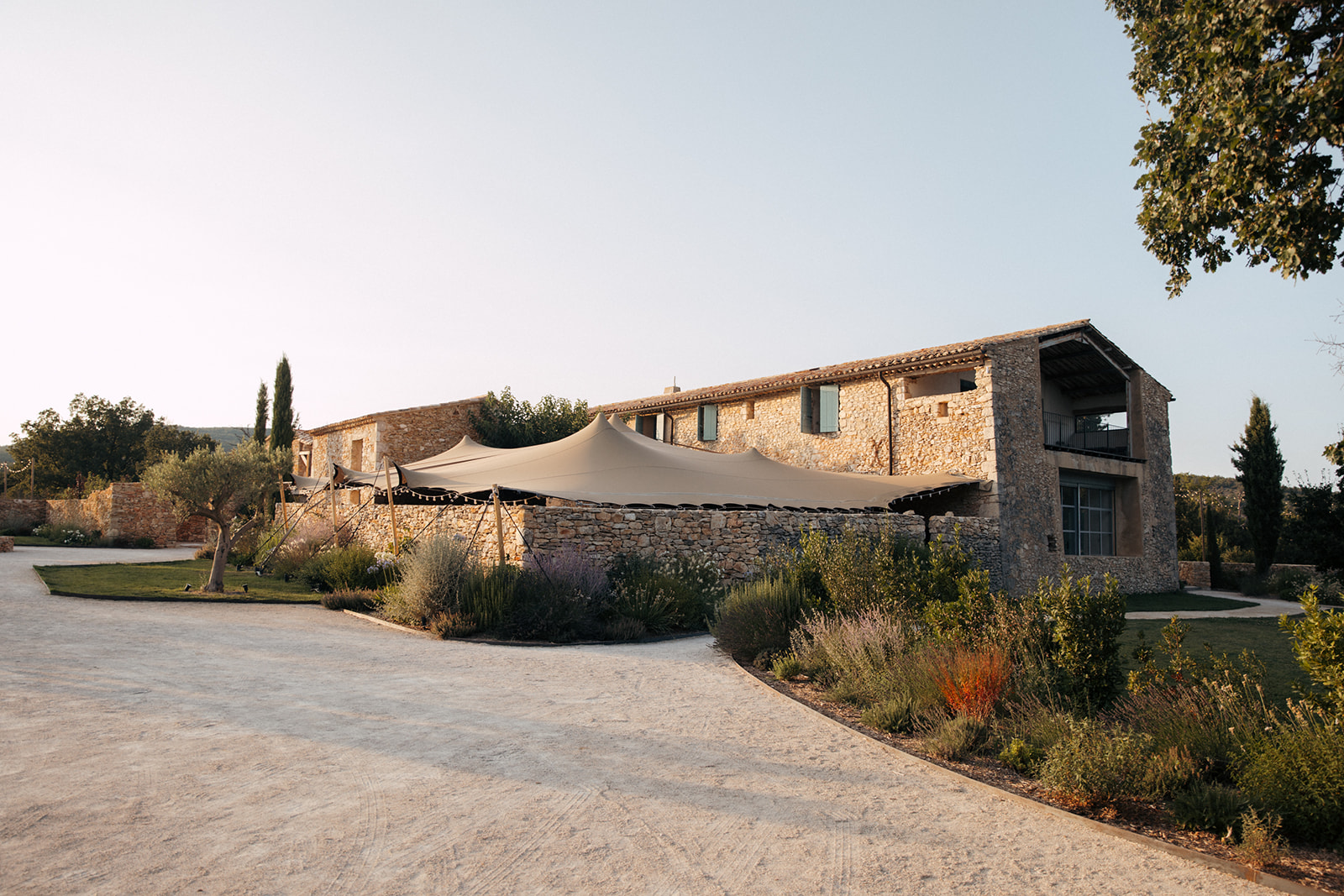 Mariage dans le Luberon à la Grange de Javon - Jeanne + Hugo - Blog Mariage Madame C