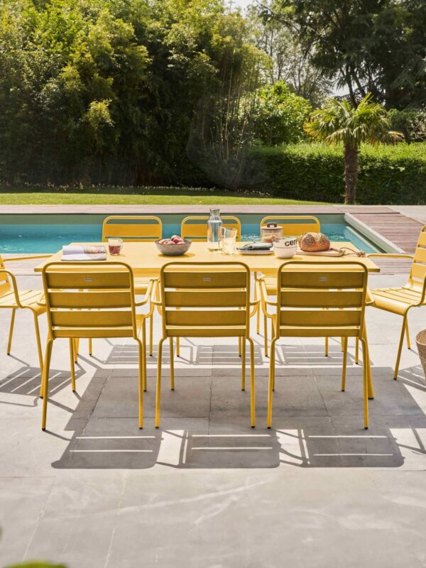 Jardin - Blog Mariage Madame C Table et chaises de Jardin jaune Oviala