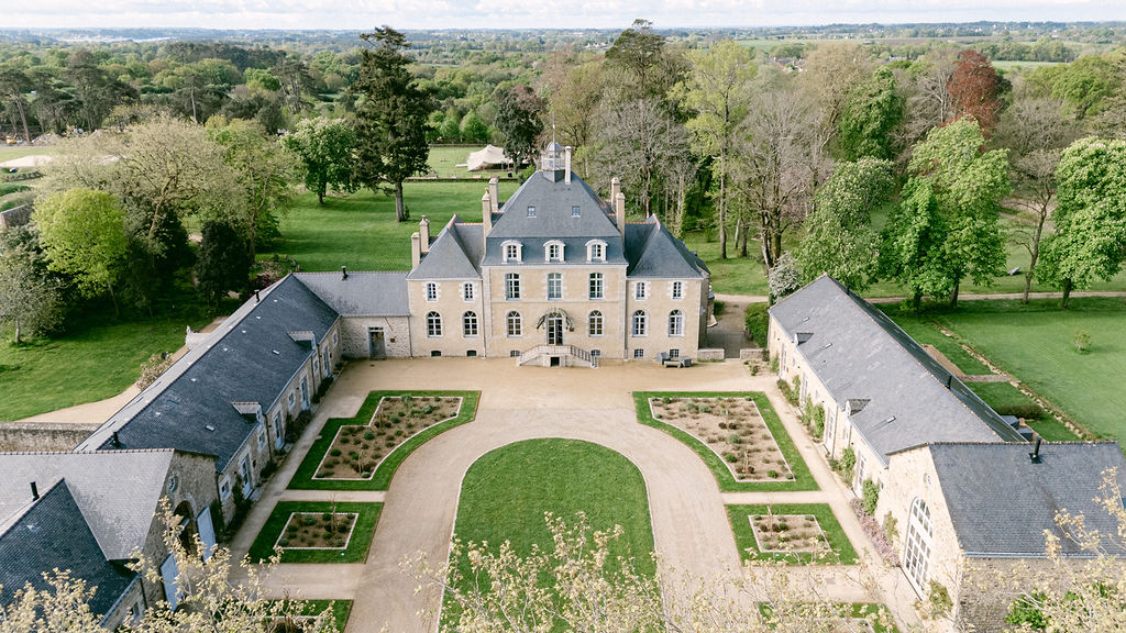 L’art d’un mariage champêtre revisité au Domaine du Mezo - Blog Mariage Madame C Mariage champêtre et élégant au Domaine du Mezo © Thomas Raboteur
