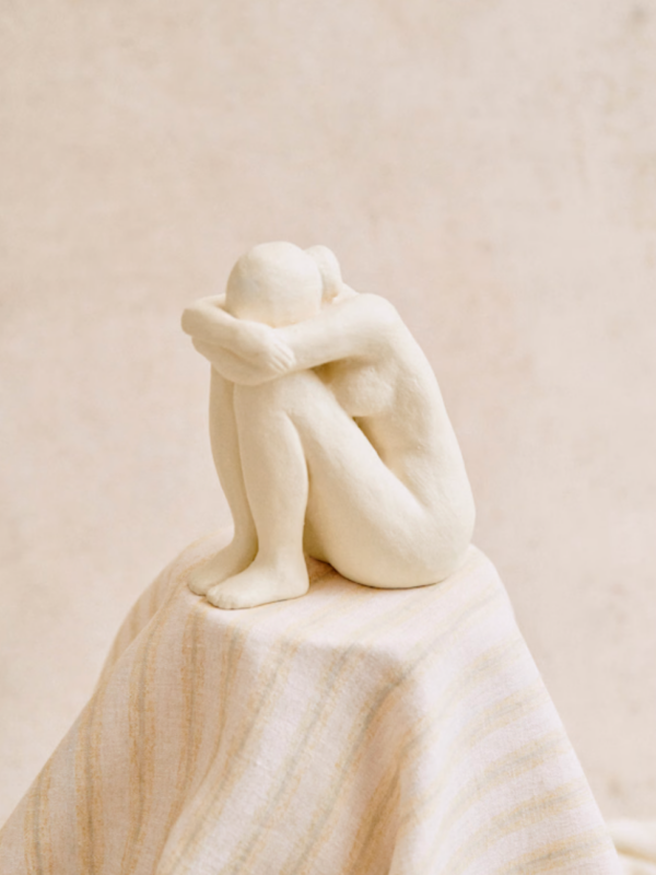 Sézane x Guénolée Courcoux - Sculpture femme assise