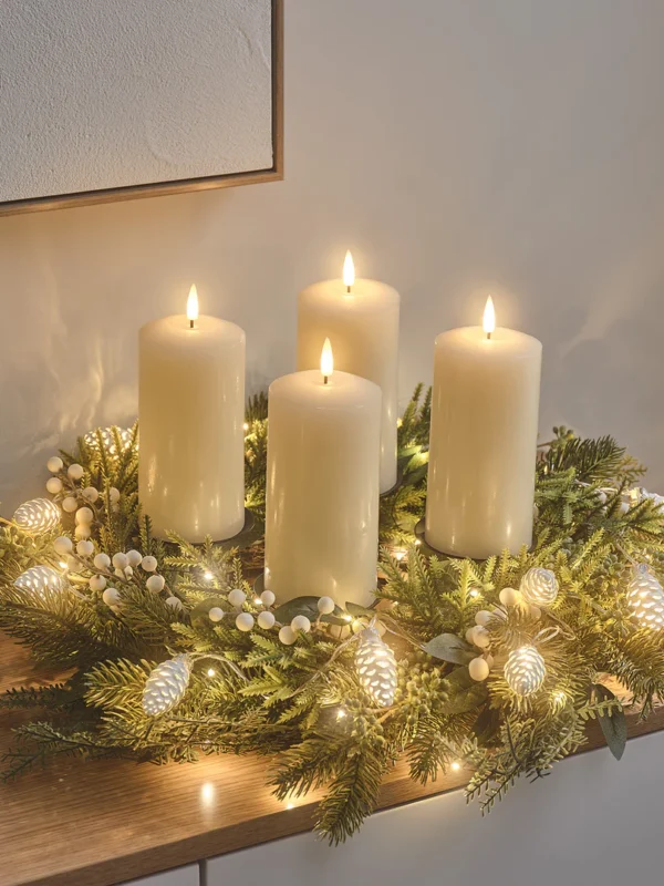 Tenues de fêtes 2025 : quand le style devient une déclaration - Blog Mariage Madame C Couronne aux Baies Blanches avec Bougies TruGlow®